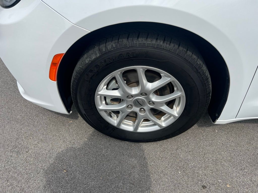2022 Chrysler Pacifica Touring L photo 10