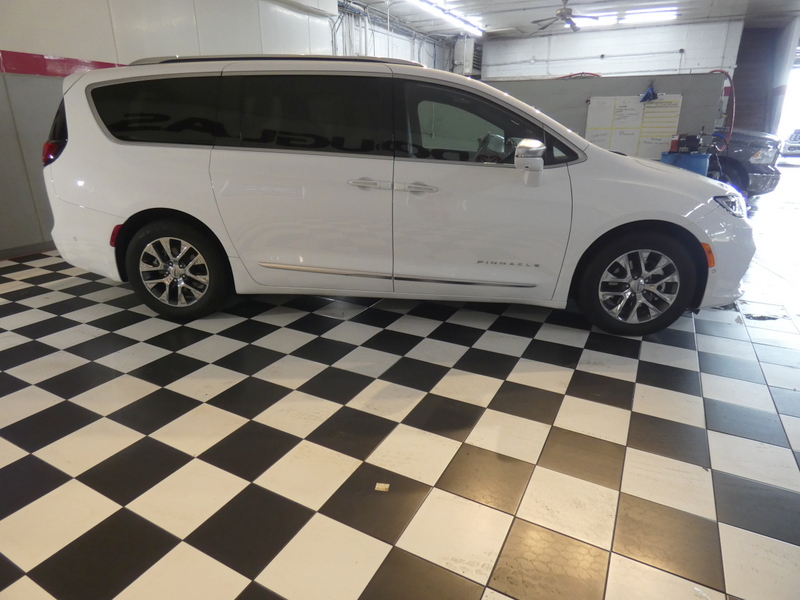 2024 Chrysler Pacifica Hybrid Pinnacle photo 4