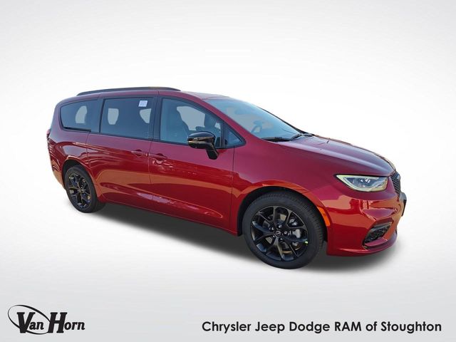 2026 Chrysler Pacifica Limited's photo