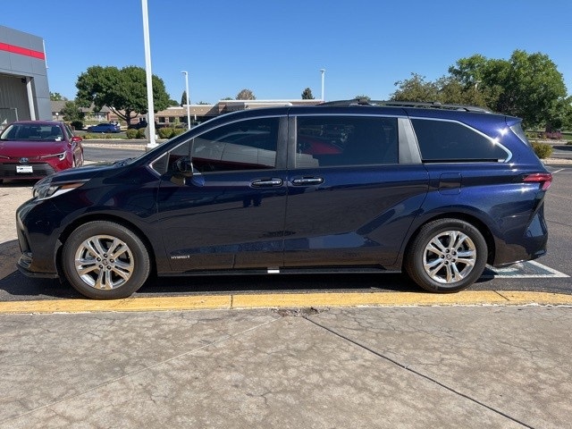 2021 Toyota Sienna XSE photo 2