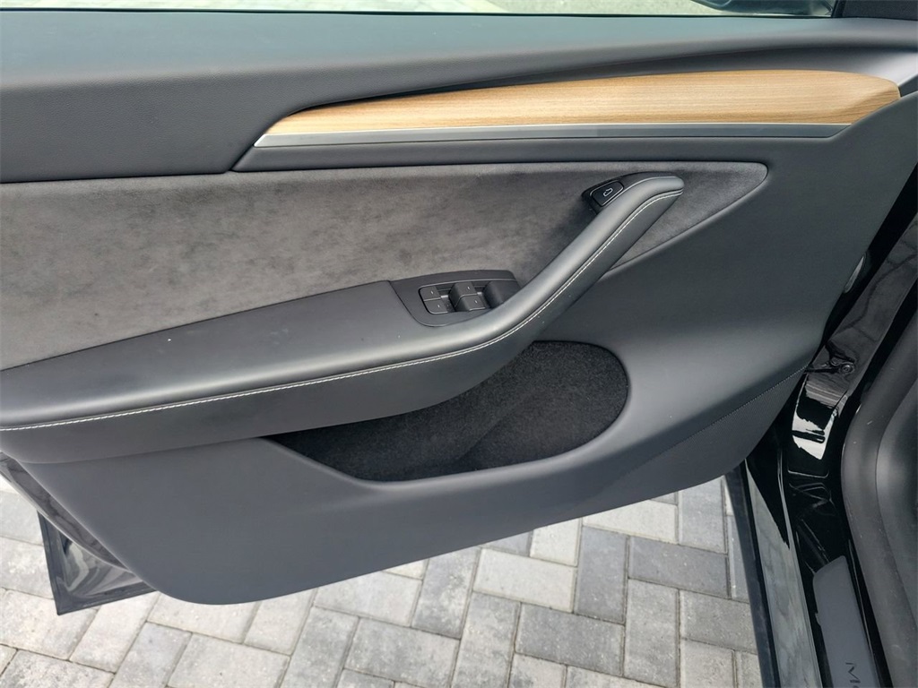 2024 Tesla Model Y Long Range photo 19