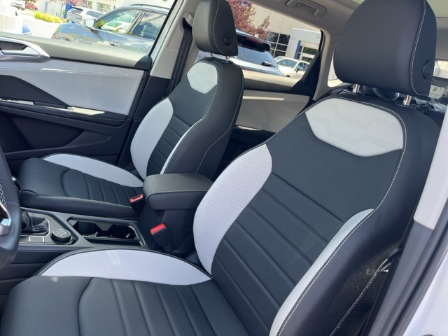 2025 Volkswagen Taos SEL photo 10