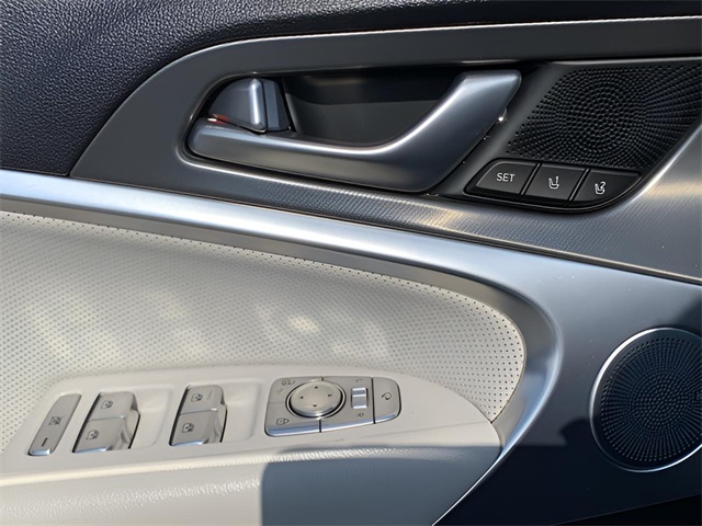 2025 Genesis G70 2.5T photo 16