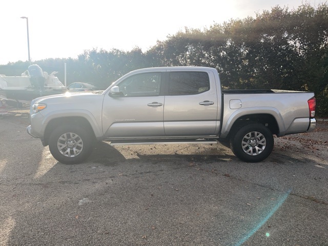 2017 Toyota Tacoma SR5 photo 2