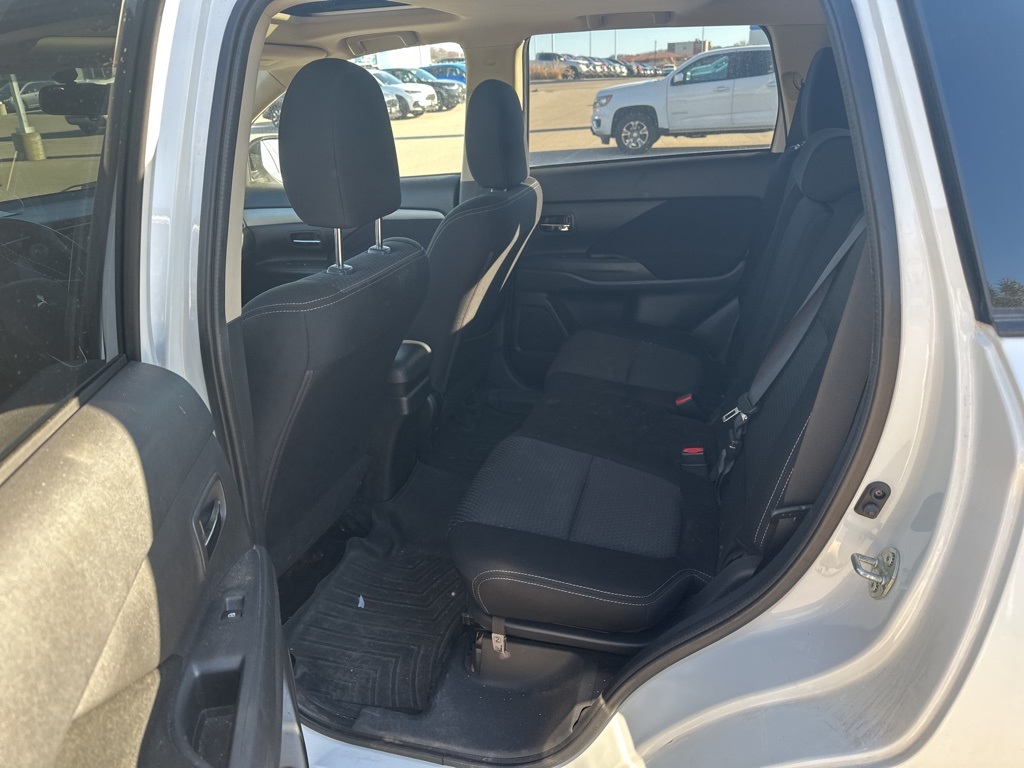 2017 Mitsubishi Outlander SE photo 2