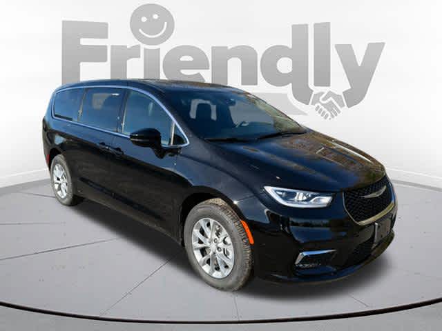 2026 Chrysler Pacifica Select's photo