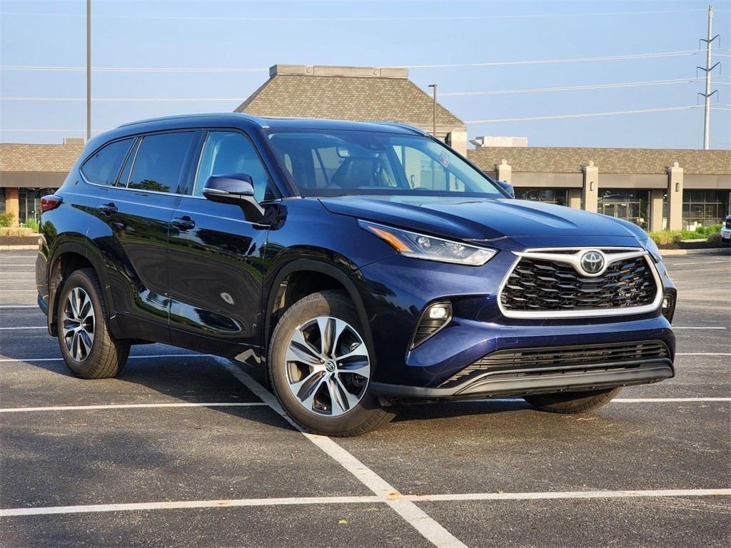 2021 Toyota Highlander XLE photo 2