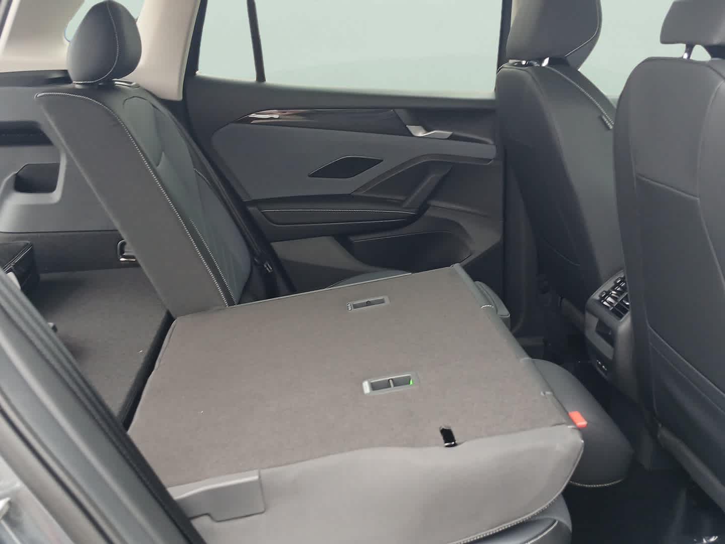 2025 Volkswagen Tiguan SE photo 35