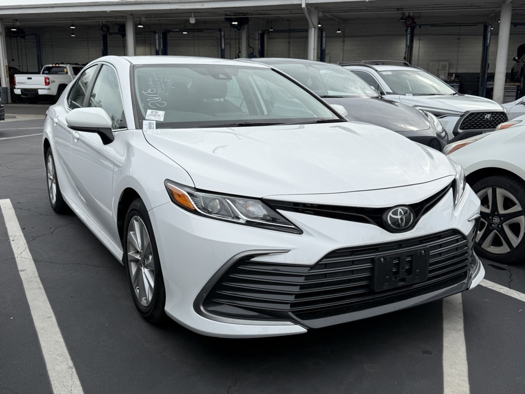 2023 Toyota Camry LE's photo