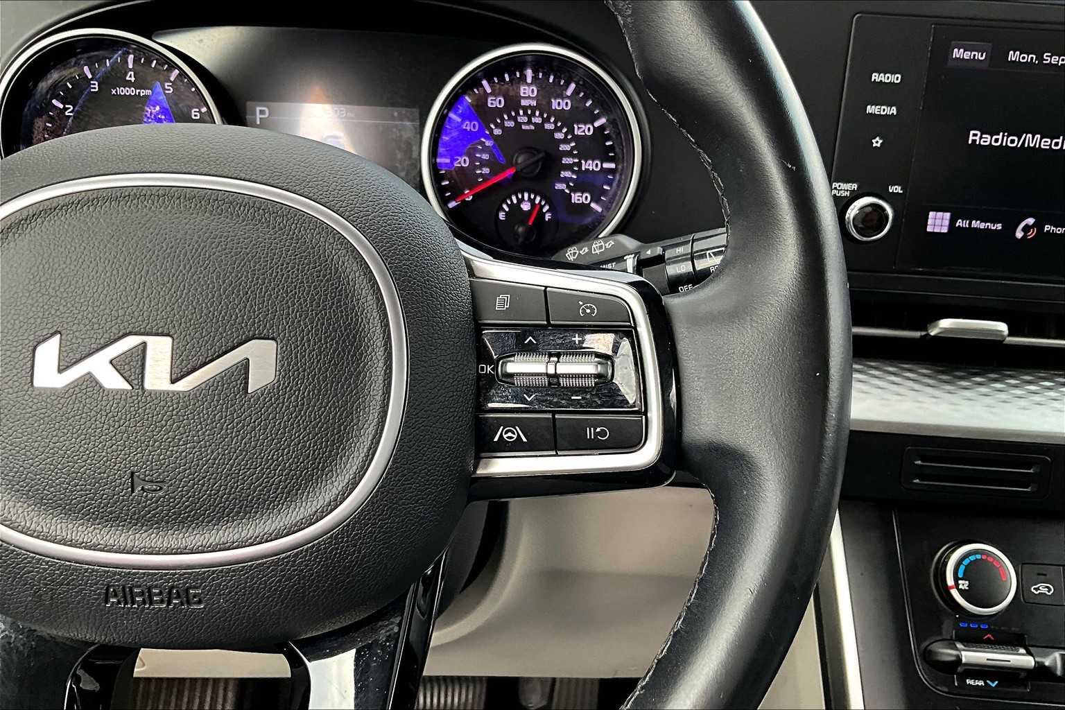 2023 Kia Carnival LX photo 21
