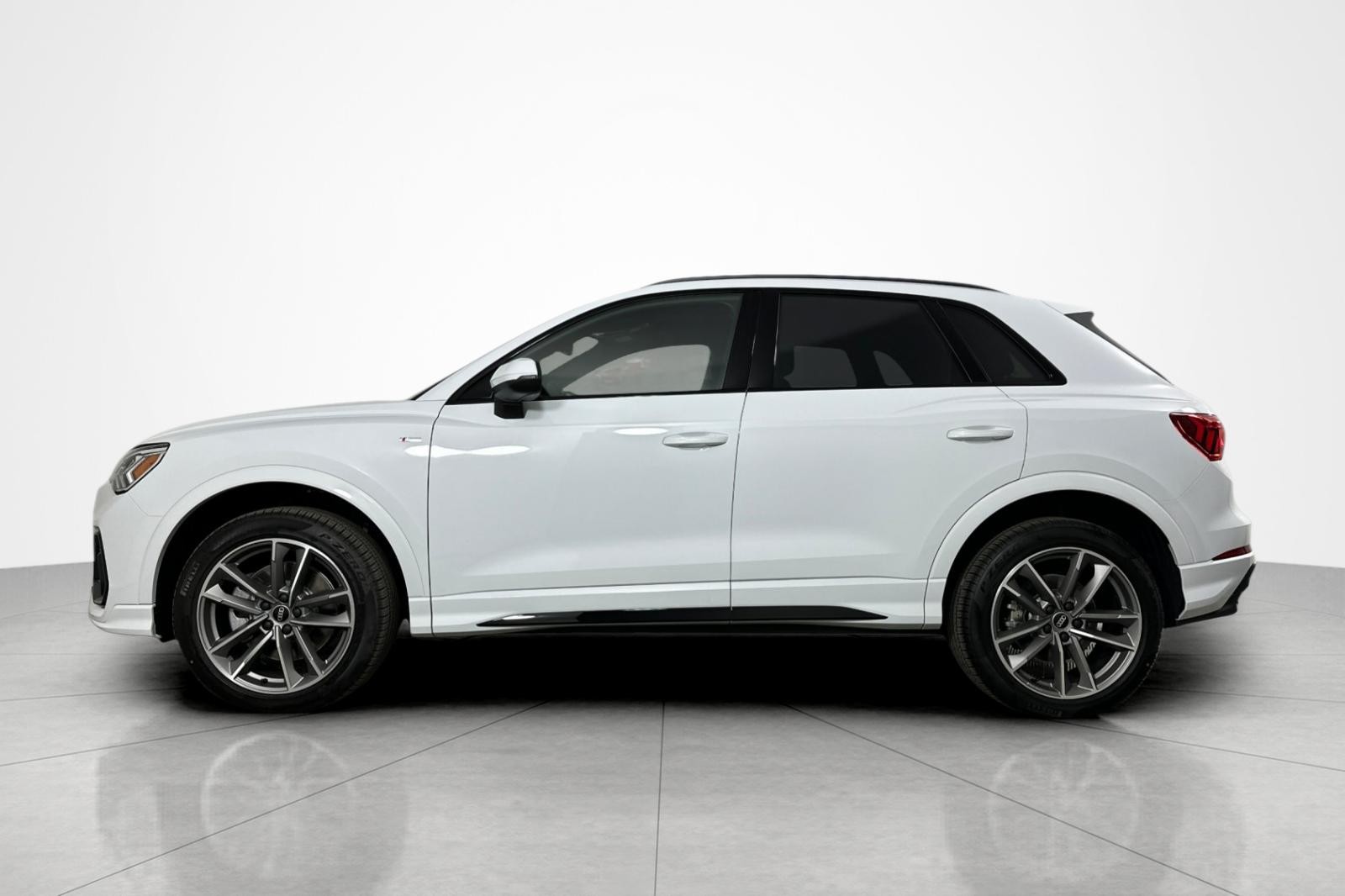 2025 Audi Q3 S line Premium 45 TFSI photo 3