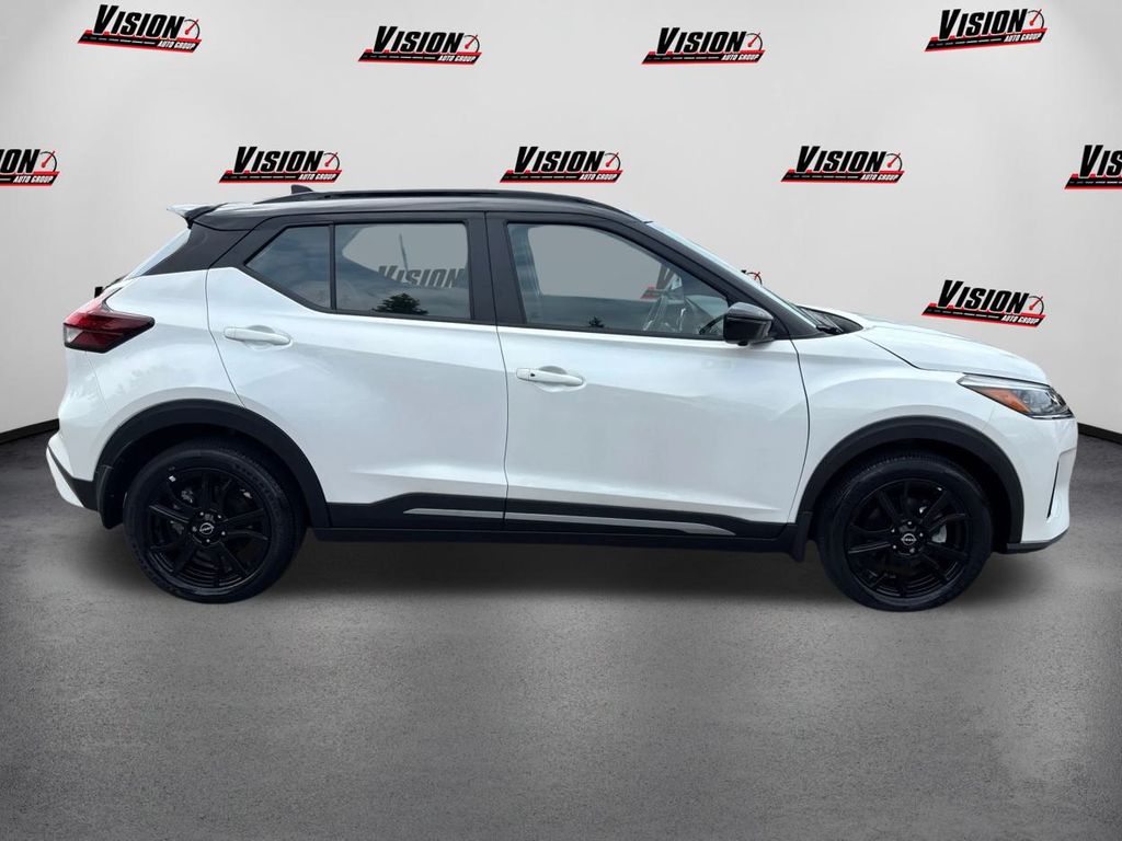 2024 Nissan Kicks SR photo 3