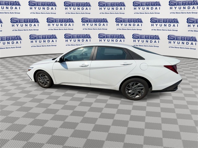 2024 Hyundai Elantra SEL photo 3