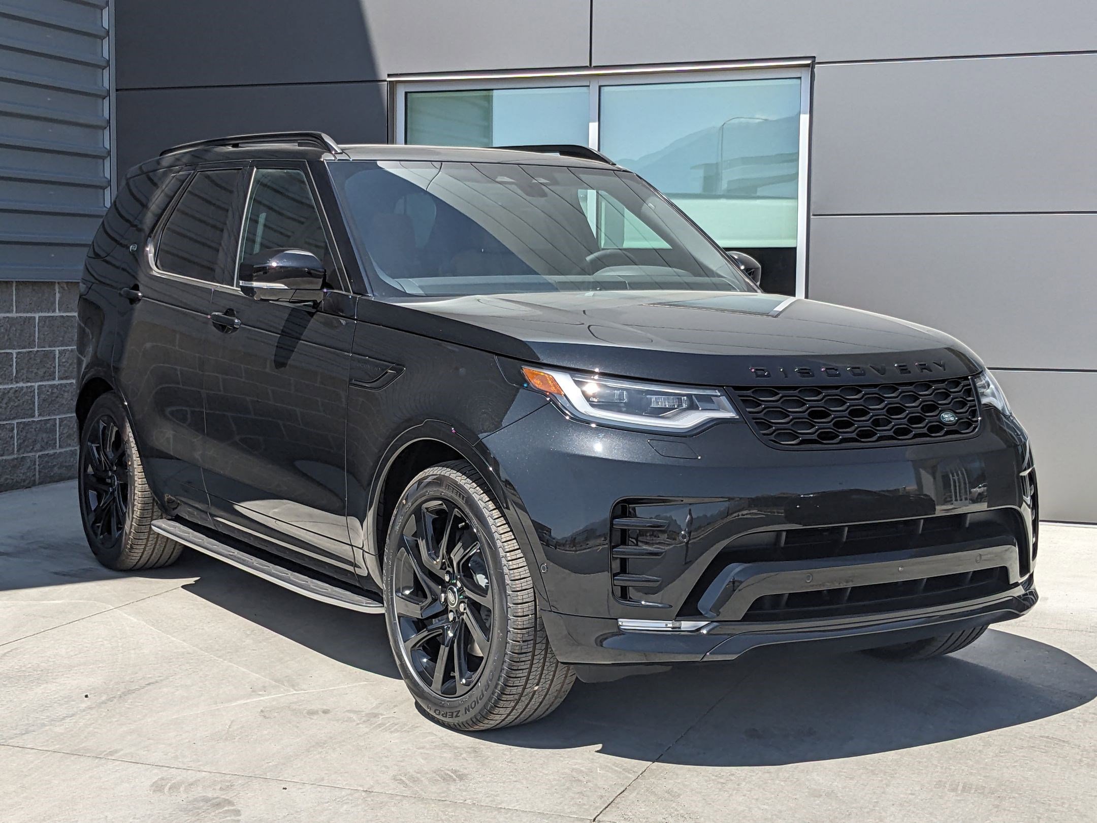 2025 Land Rover Discovery SE photo 3
