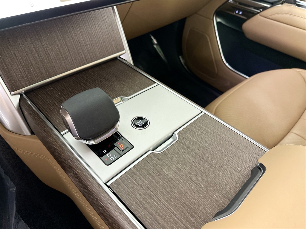 2025 Land Rover Range Rover SE photo 16