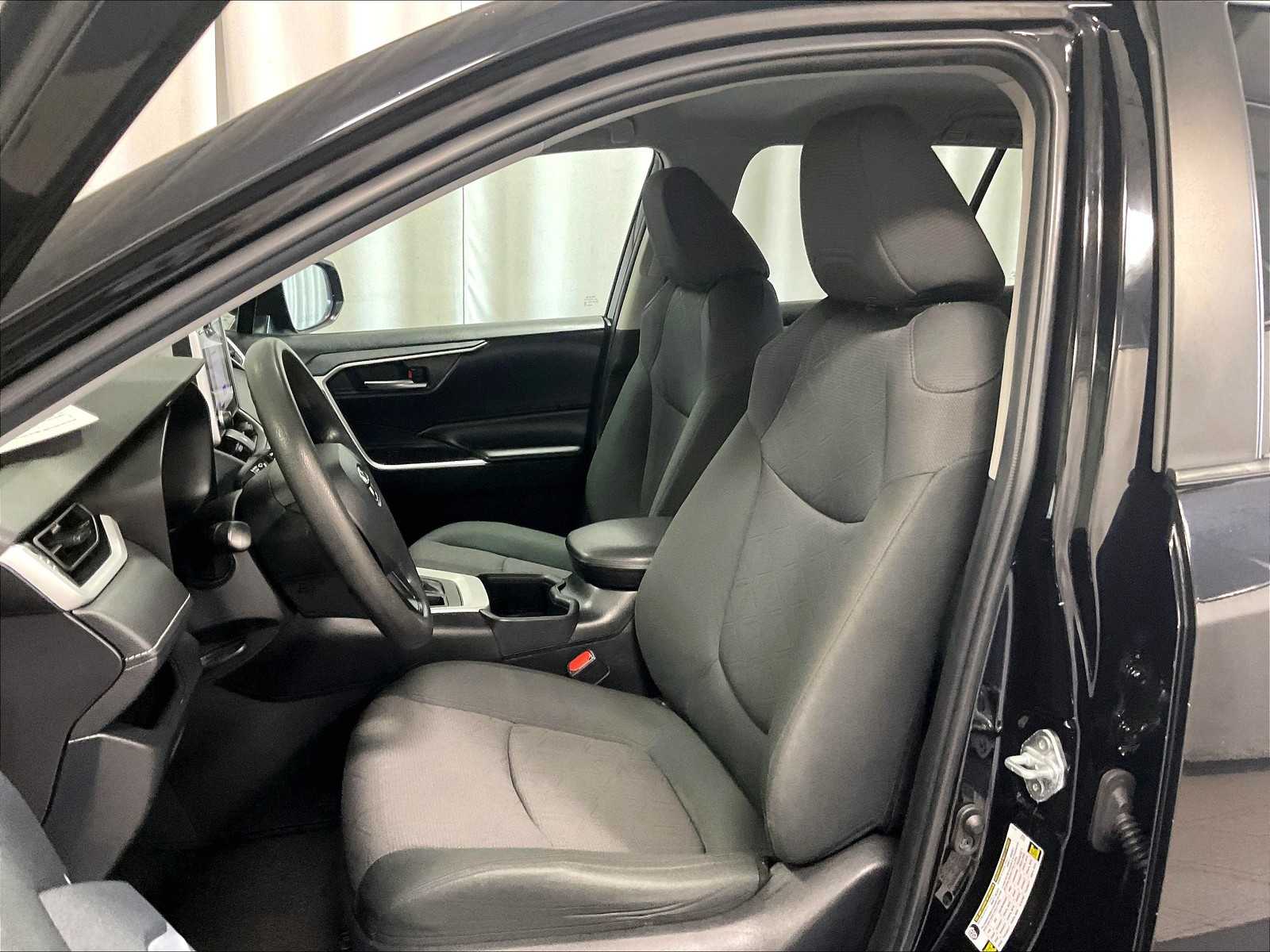 2023 Toyota RAV4 XLE photo 10