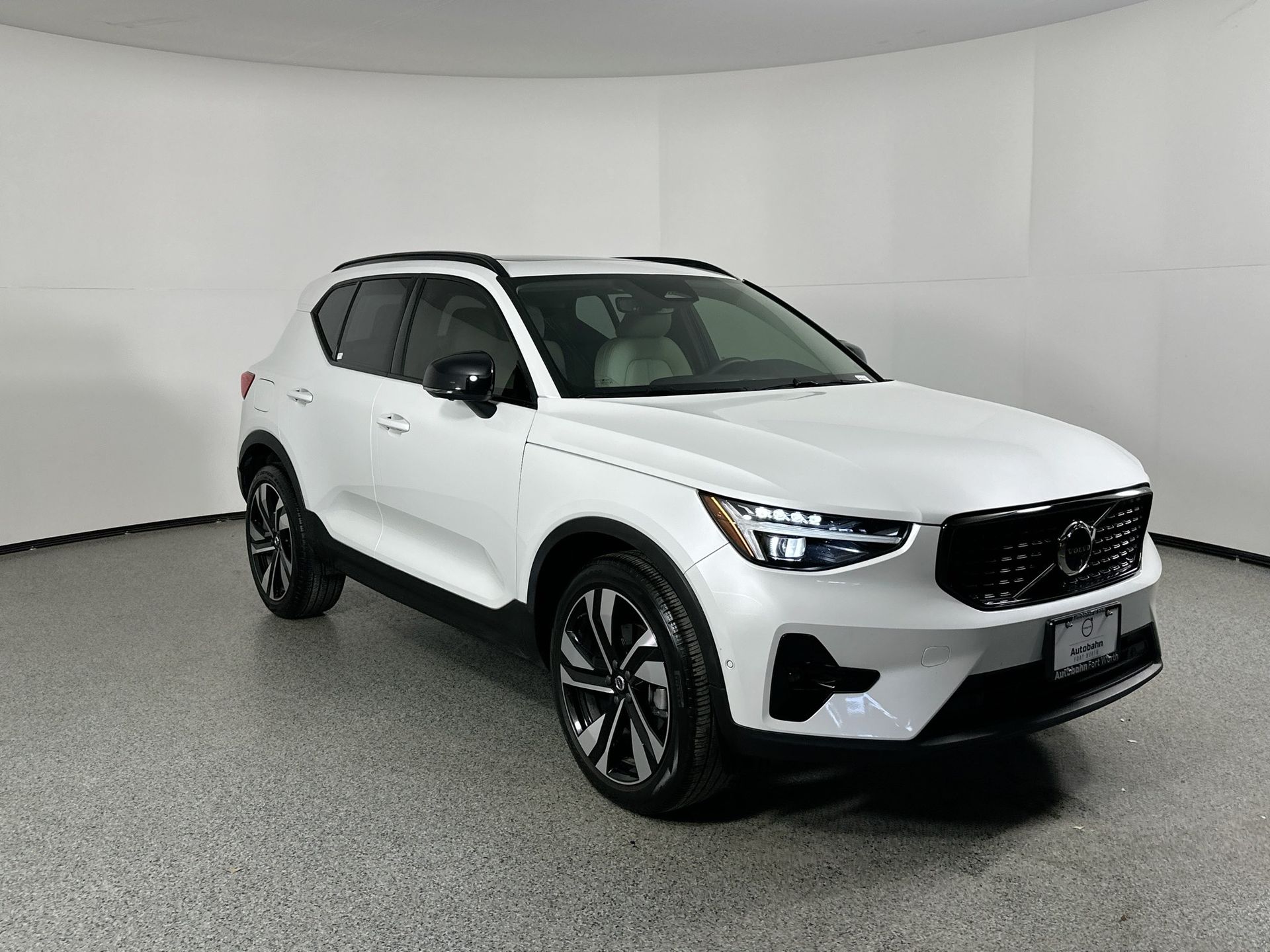 2023 Volvo XC40 Ultimate photo 3