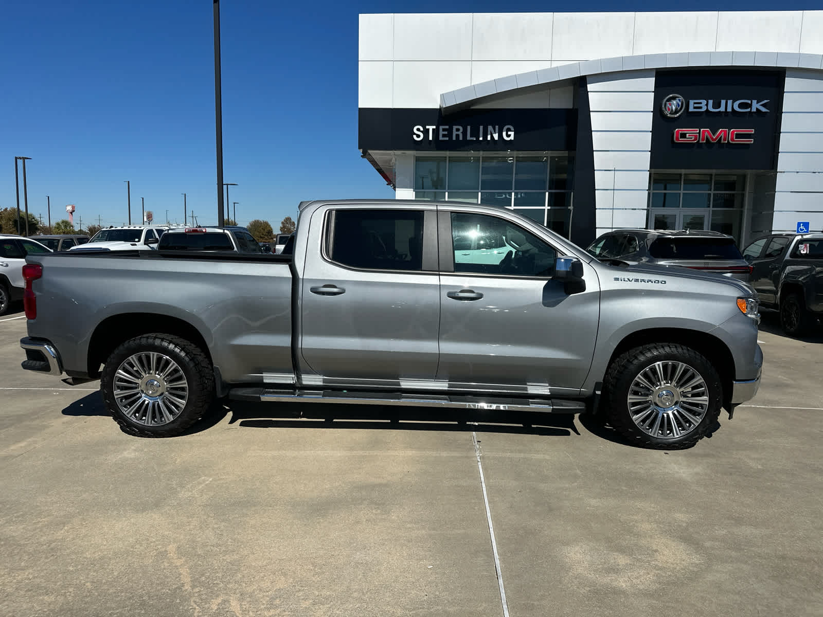 2024 Chevrolet Silverado 1500 LT's photo
