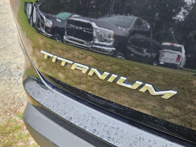 2023 Ford Edge Titanium photo 10