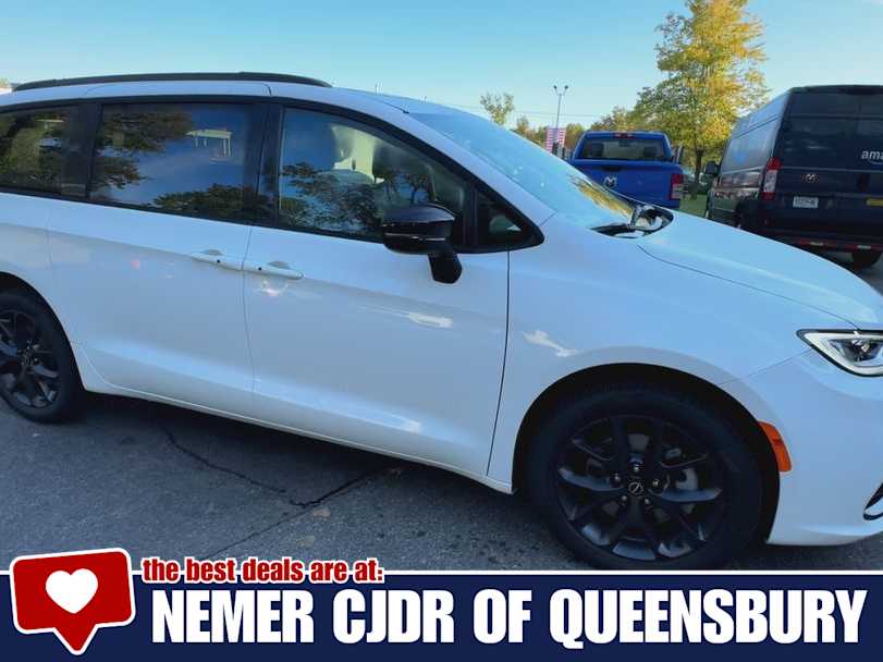 2026 Chrysler Pacifica Limited photo 2