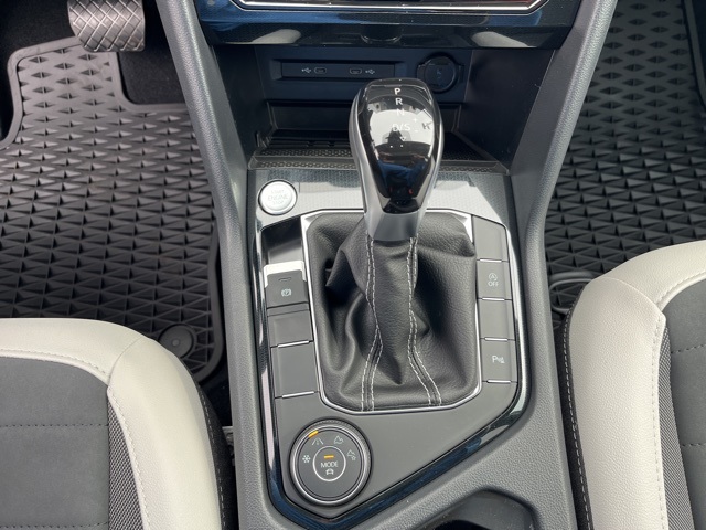 2025 Volkswagen Taos SE photo 16