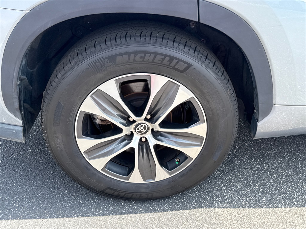 2021 Toyota Highlander XLE photo 17
