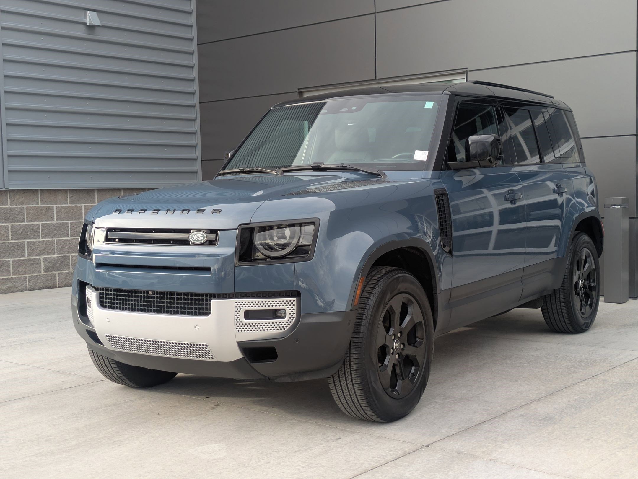 2025 Land Rover Defender S's photo