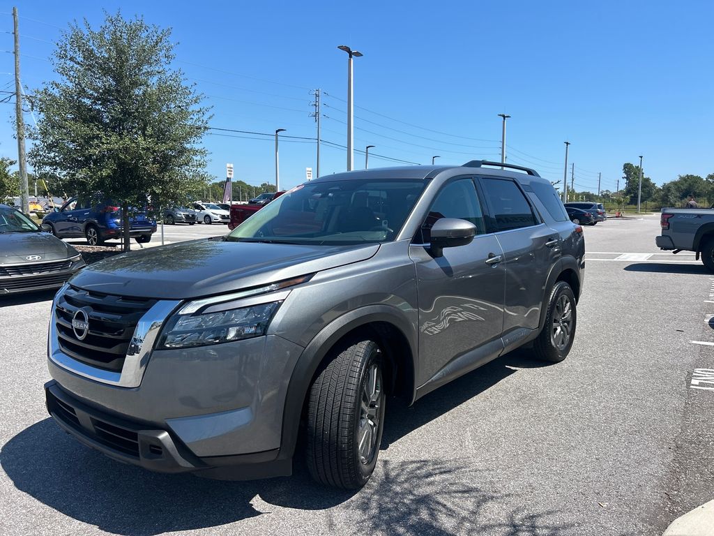 2024 Nissan Pathfinder SV photo 2