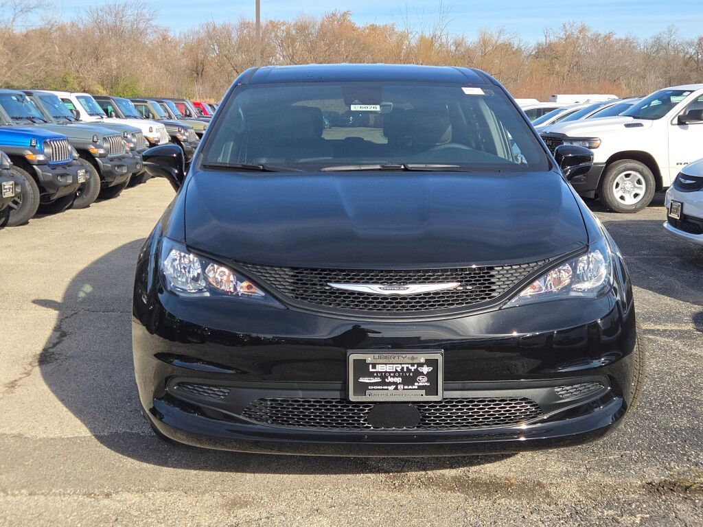 2026 Chrysler Voyager LX photo 4