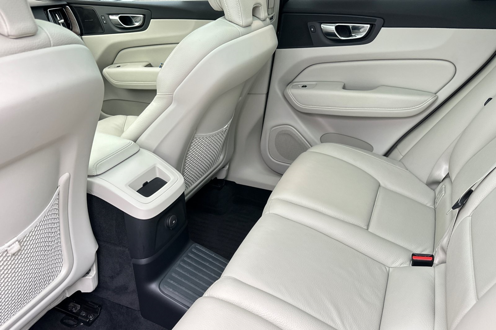 2021 Volvo XC60 Recharge Hybrid T8 Inscription Expression photo 11