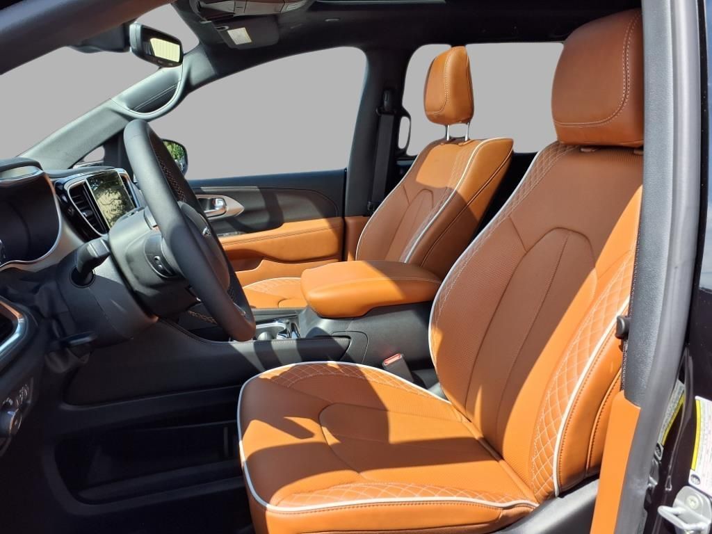 2026 Chrysler Pacifica Pinnacle photo 17