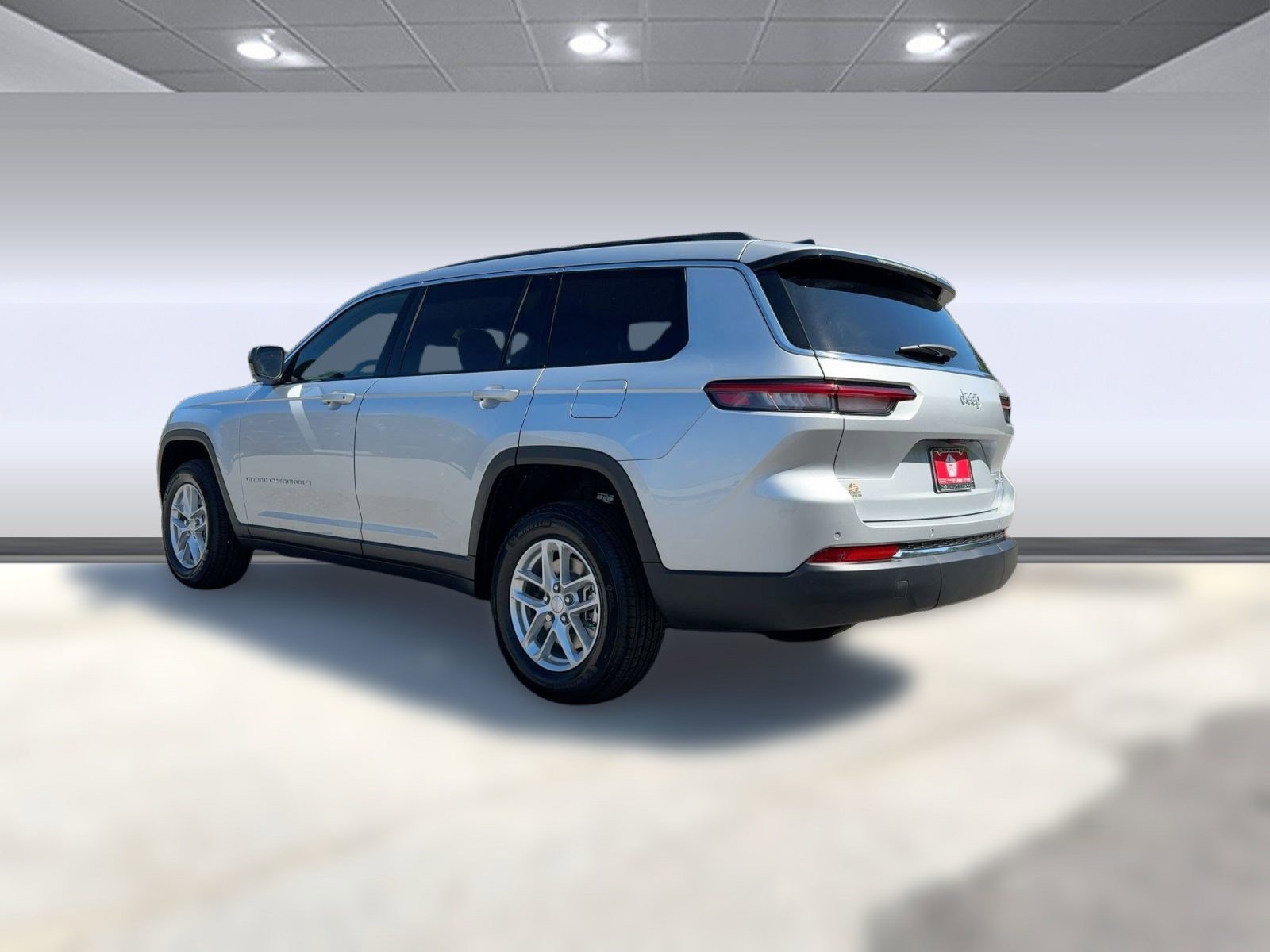2025 Jeep Grand Cherokee Laredo photo 2