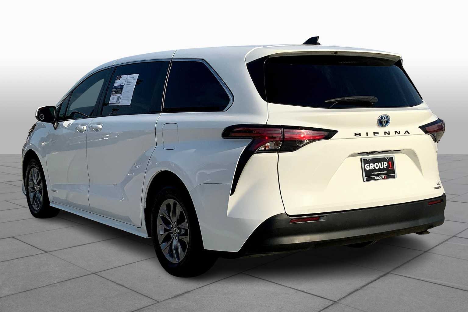 2021 Toyota Sienna LE photo 11