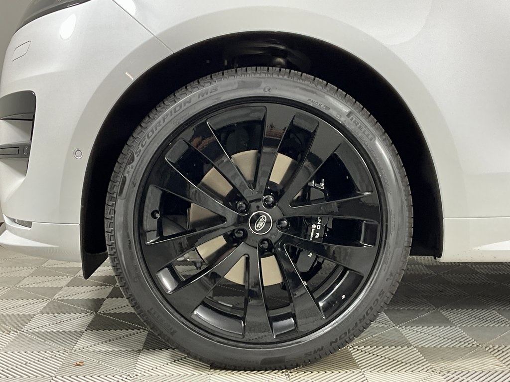 2025 Land Rover Range Rover Sport SE photo 4