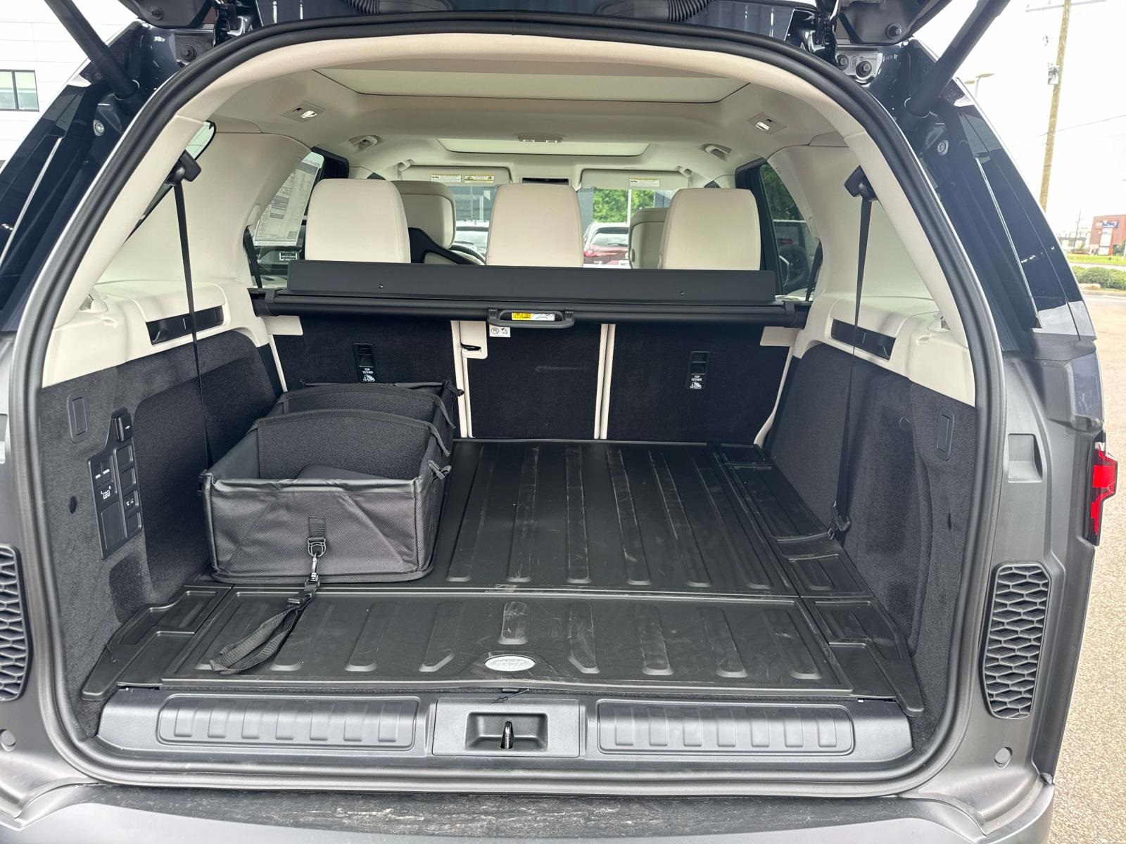 2025 Land Rover Discovery S photo 7