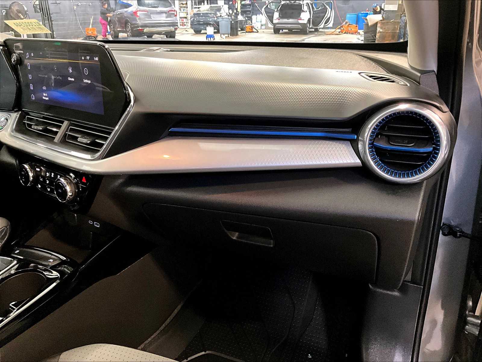 2025 Chevrolet Trax LT photo 13