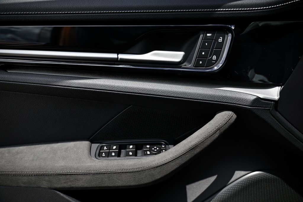 2025 Porsche Panamera 4 photo 18