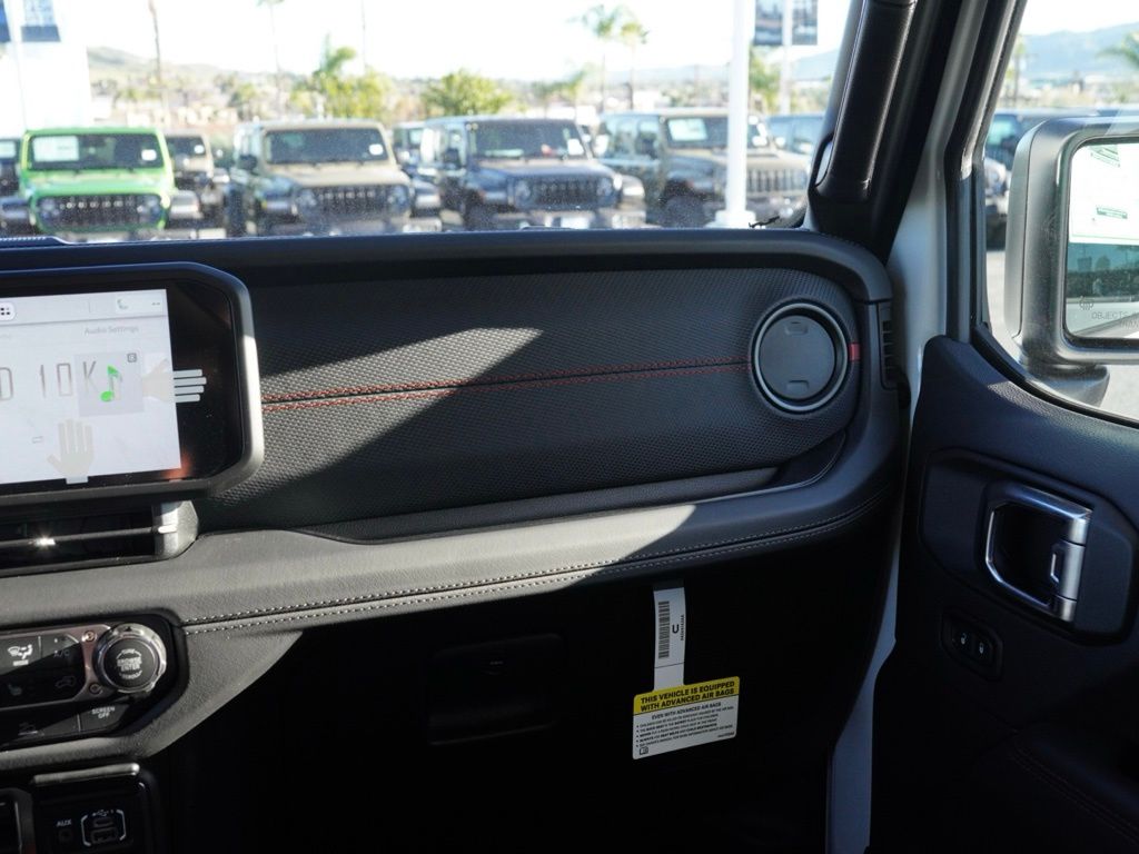 New 2026 Bright White Clear-Coat Exterior Paint Jeep Rubicon image 23