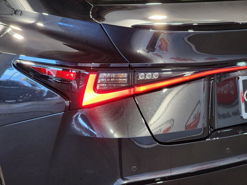 2025 Lexus IS 300 F SPORT photo 9