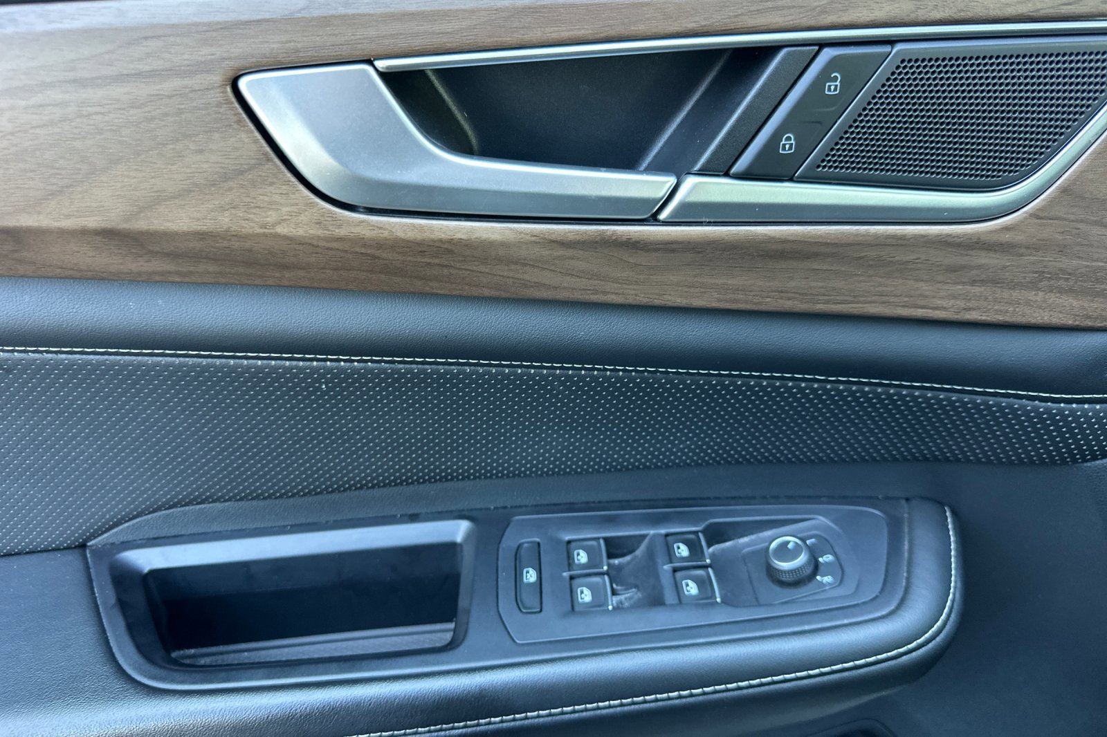 2024 Volkswagen Atlas SE Technology photo 11