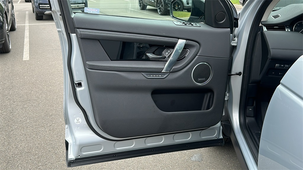 2023 Land Rover Discovery Sport SE photo 9