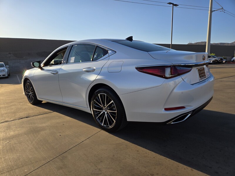 2025 Lexus ES 350 photo 4