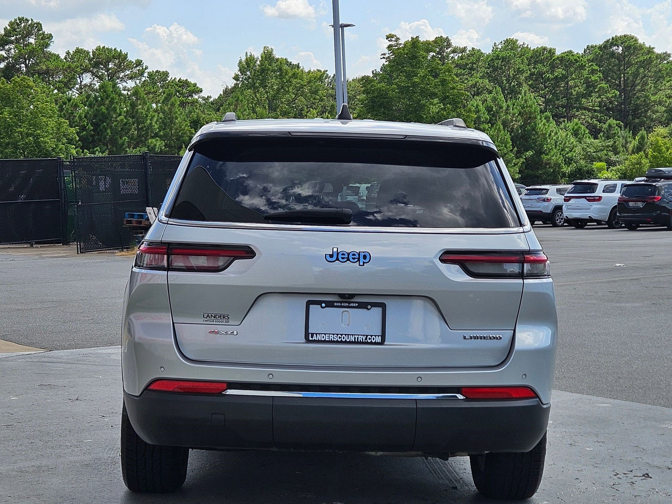 2023 Jeep Grand Cherokee Laredo photo 4