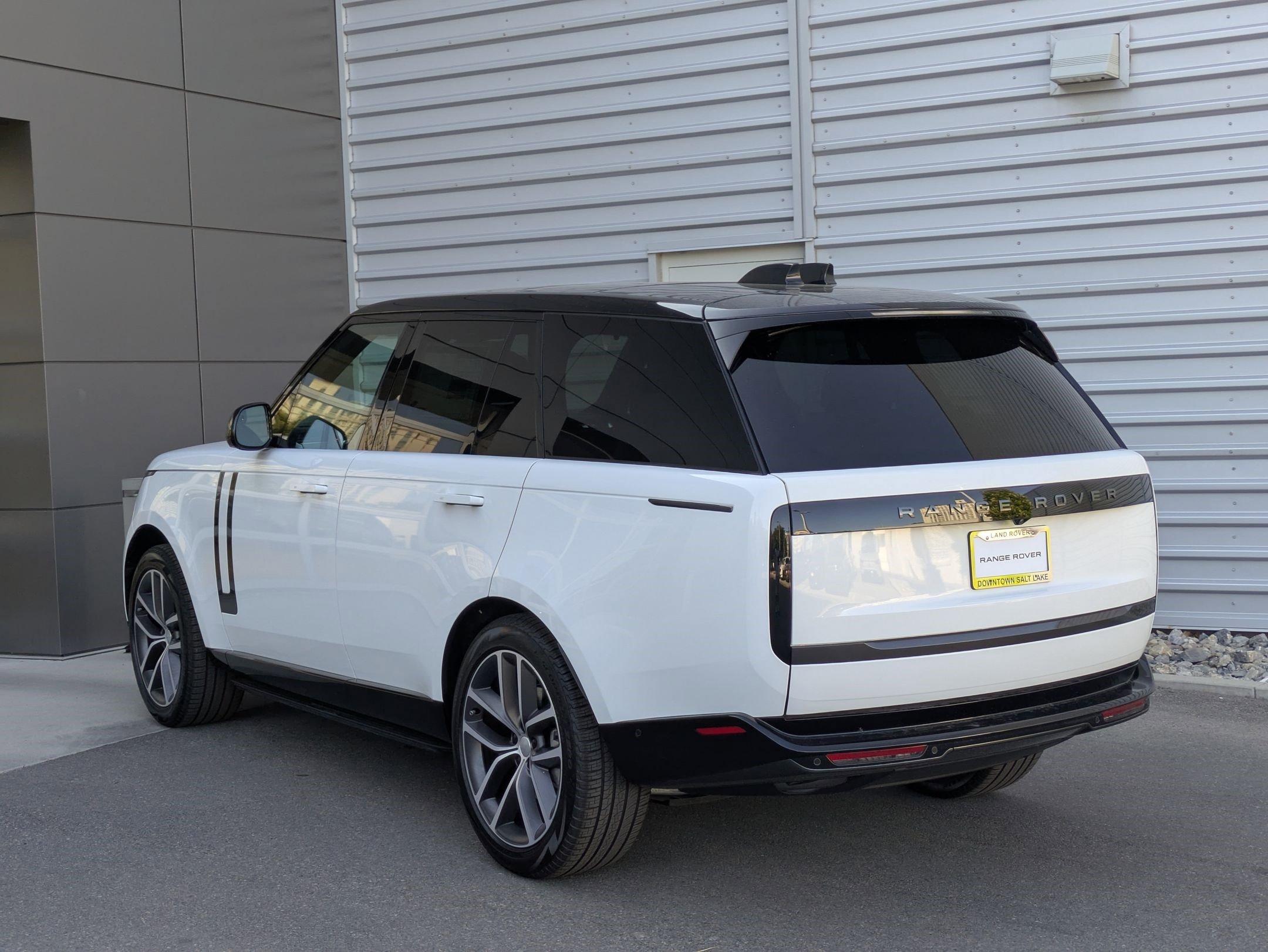 2025 Land Rover Range Rover SE photo 3