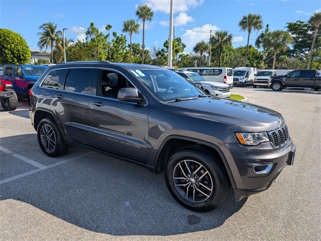 2018 Jeep Grand Cherokee Laredo photo 2