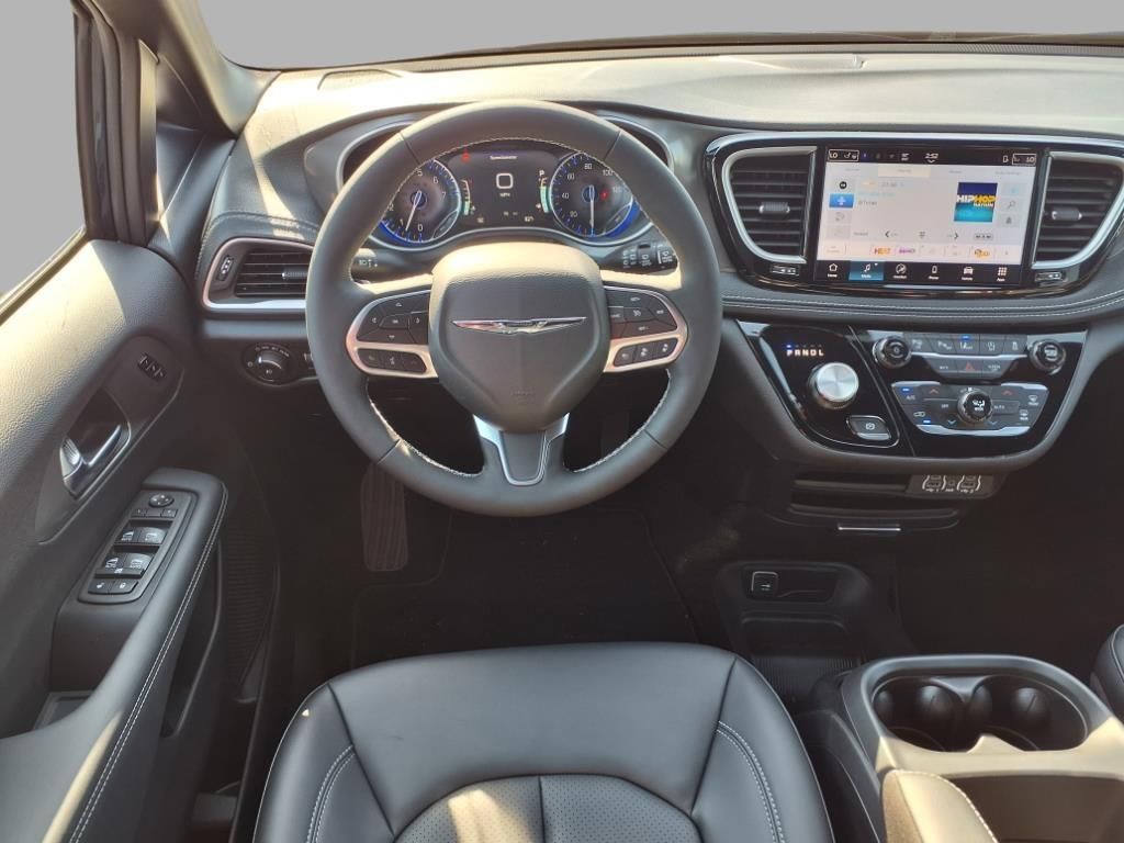 2025 Chrysler Pacifica photo 4