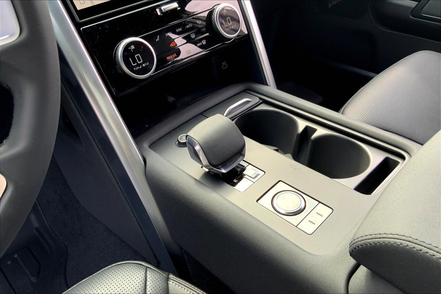 2025 Land Rover Discovery S photo 7