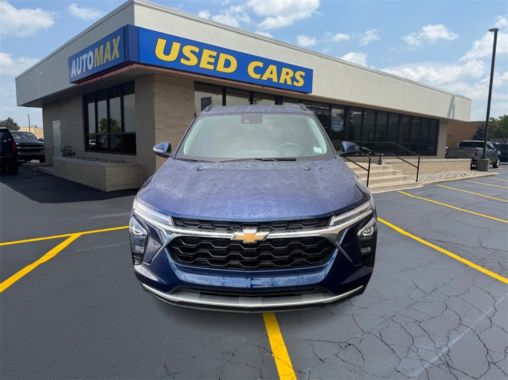 2024 Chevrolet Trax LT photo 2