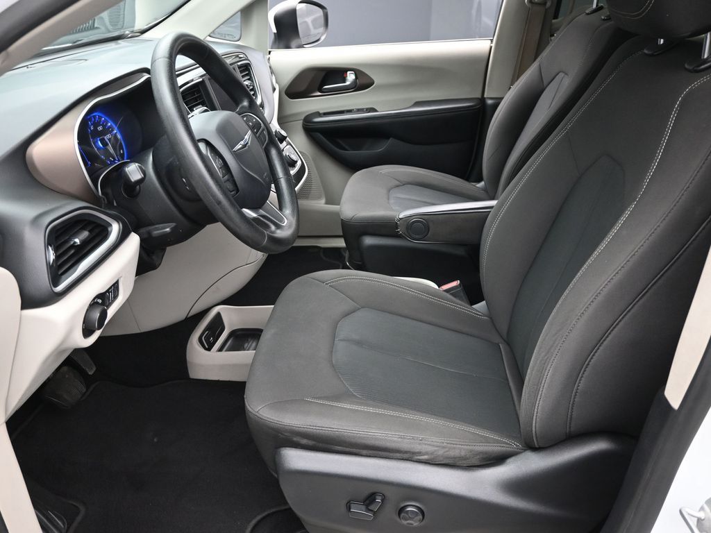 2020 Chrysler Voyager LX photo 12