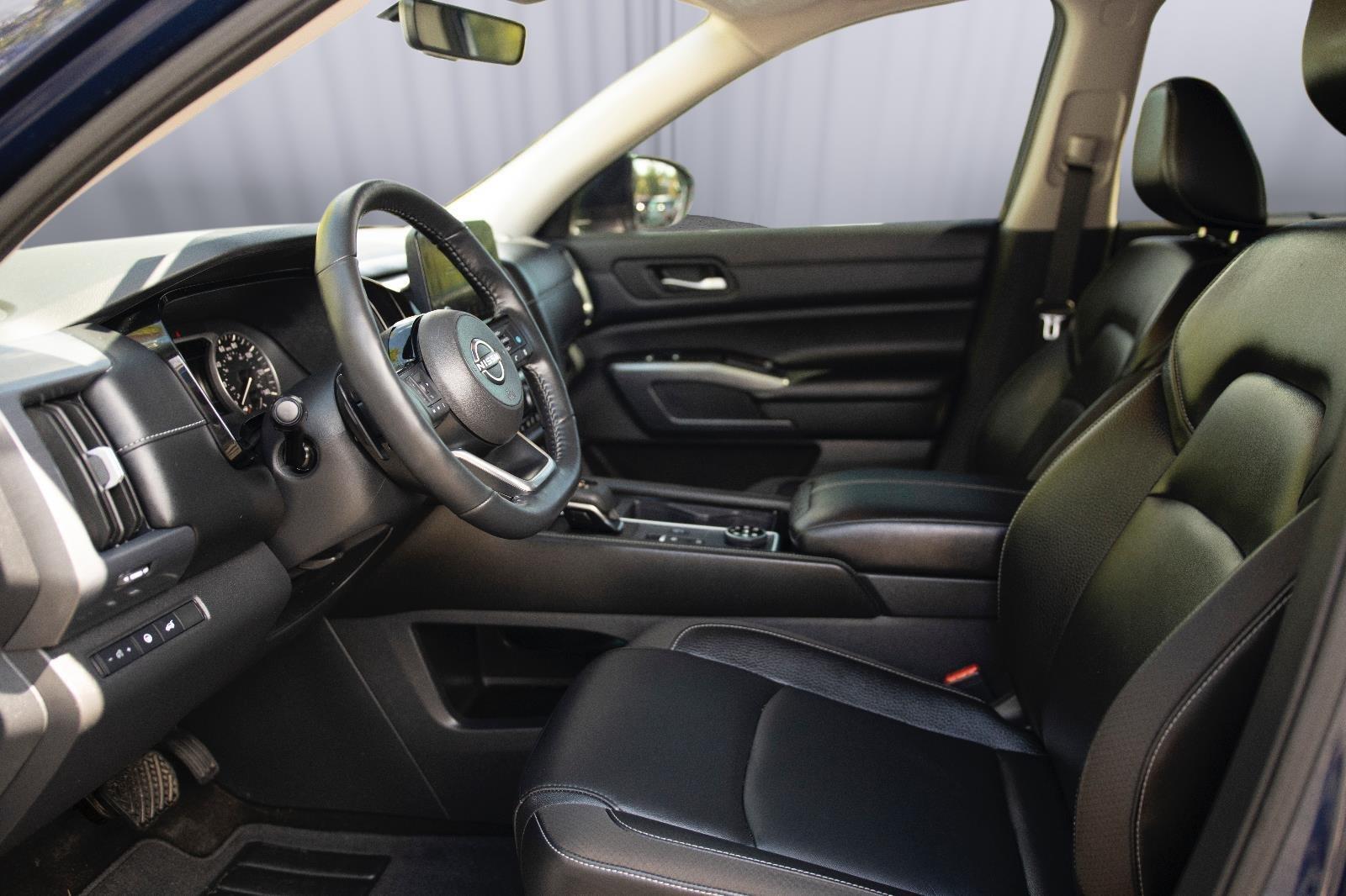 2024 Nissan Pathfinder SL photo 2